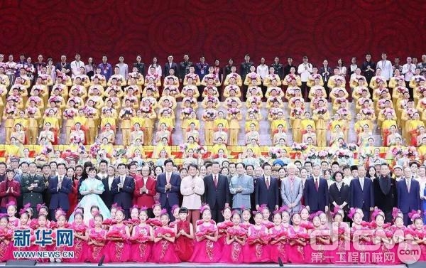 9月29日，庆祝中华人民共和国成立70周年大型文艺晚会《奋斗吧 中华儿女》在北京人民大会堂举行。