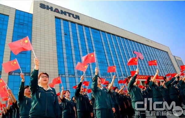 山推在总部大楼前举行庆祝新中国成立70周年升旗仪式