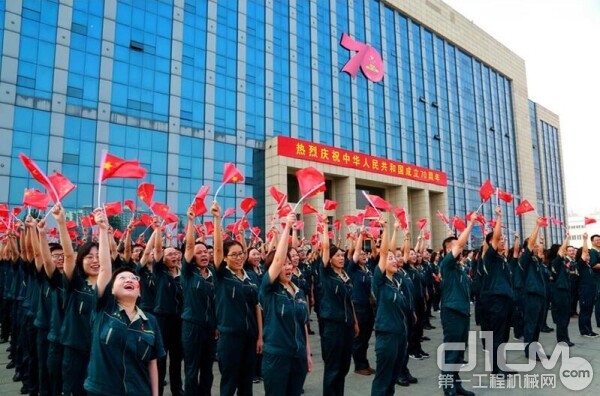 大家用歌声唱出了热爱祖国、热爱山推的深切情怀