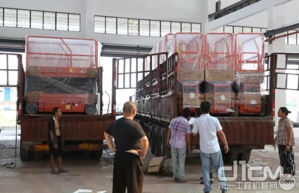 纯铅电池高空作业平台发货忙