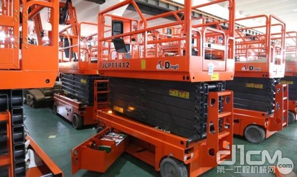 纯铅电池高空作业平台整装待发