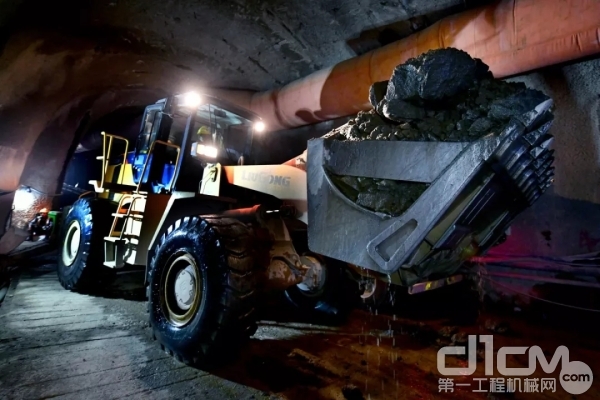 柳工ZL50CN装载机正在隧道里面清理砂石