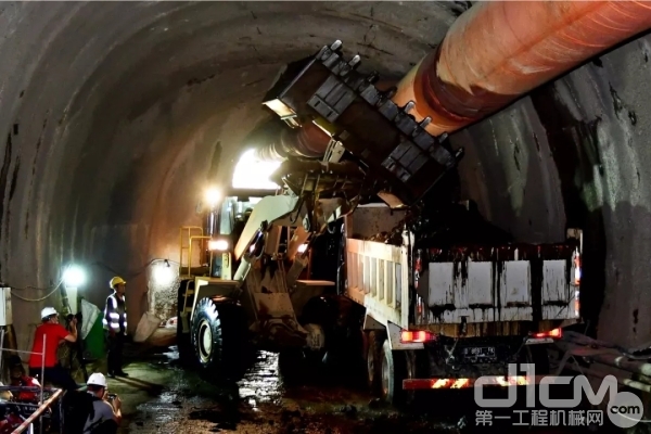 柳工ZL50CN装载机正在隧道里面清理砂石