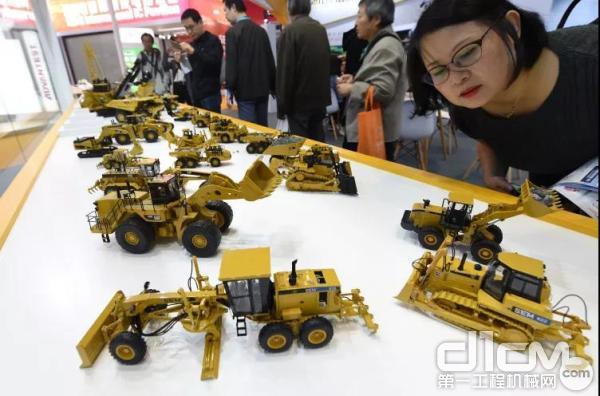 2018年11月10日，参观者在首届中国国际进口博览会参观卡特彼勒展出模型