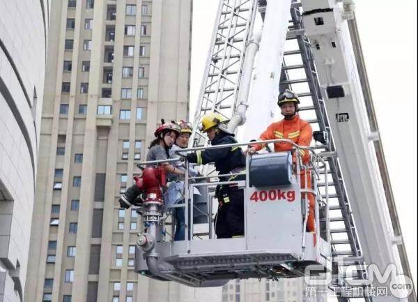 徐工DG42C1登高平台消防车上演了一场高空救人行动