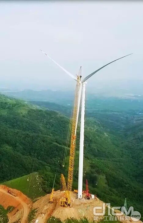 如同小巨人，屹立群峰间