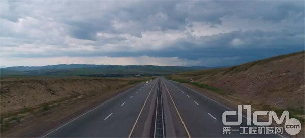 在哈萨克斯坦乌萨拉尔-东南部城市塔尔迪库尔干之间，一条764公里长的新高速公路正在建设中