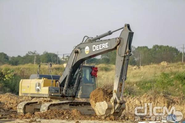 约翰迪尔E210挖掘机施工