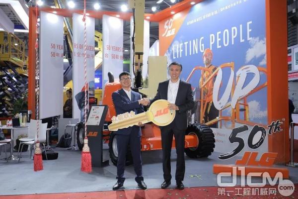 众能联合CEO杨天利（左）与捷尔杰亚太区总经理顾韬（右）交接开启520AJ的金钥匙