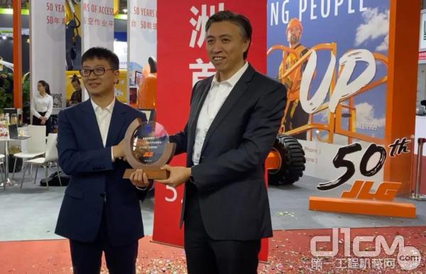 众能联合CEO杨天利（左）接受捷尔杰亚太区总经理顾韬（右）赠送的纪念奖牌