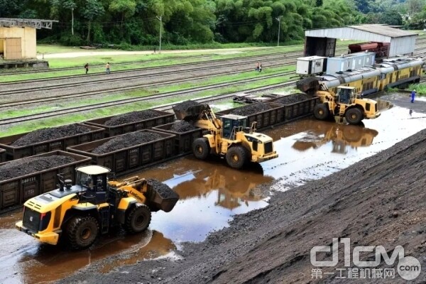 柳工“三兄弟”正忙碌地铲装锰矿成品至火车货箱里