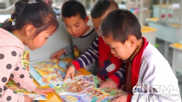 “康明斯图书馆”帮助孩子们实现读书的梦想