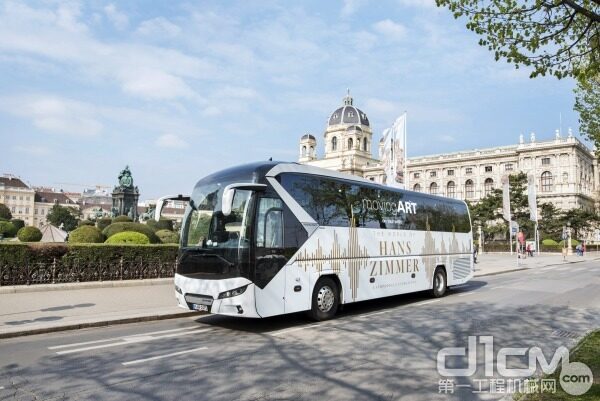 为汉斯_季默巡回音乐会提供用车服务的NEOPLAN Tourliner