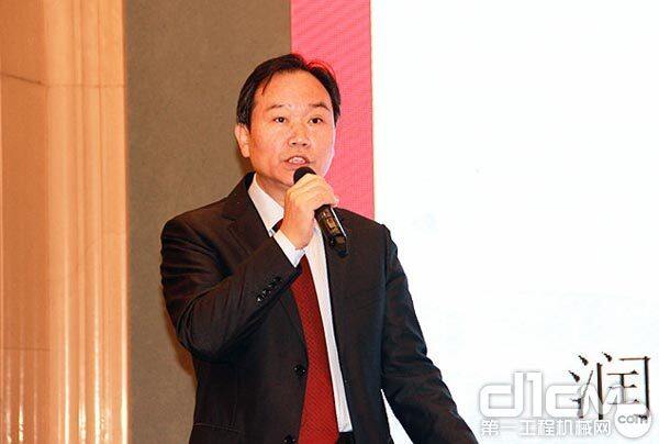 中国工程机械工业协会副秘书长王金星主持工程机械分论坛会议