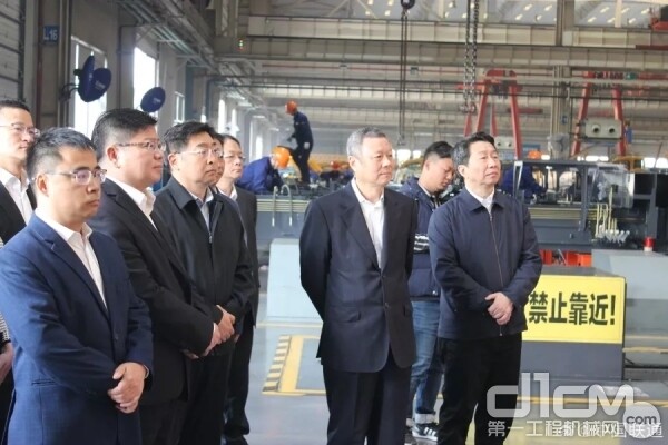 中国联通董事长王晓初参观徐工重型生产车间