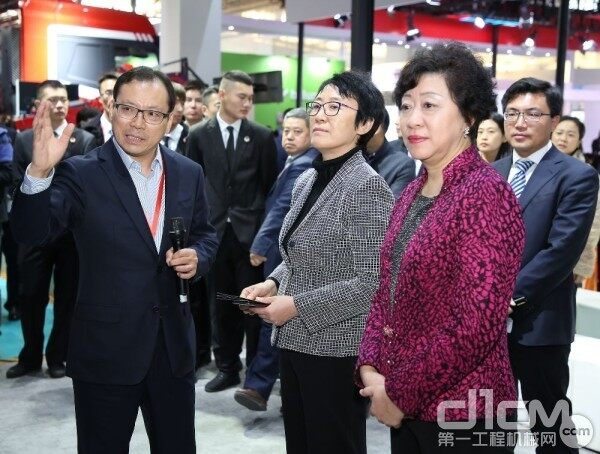 图|住建部副部长黄艳（右二）来到三一筑工展台听取唐修国总裁（左一）讲解 