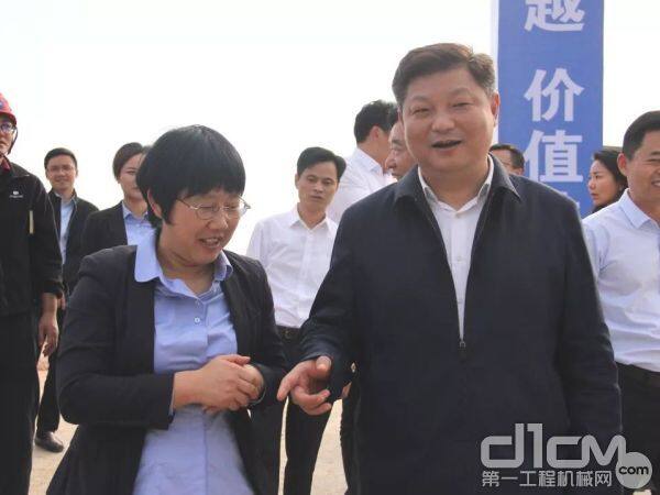 付旭明市长与许红霞总经理进行热烈交流