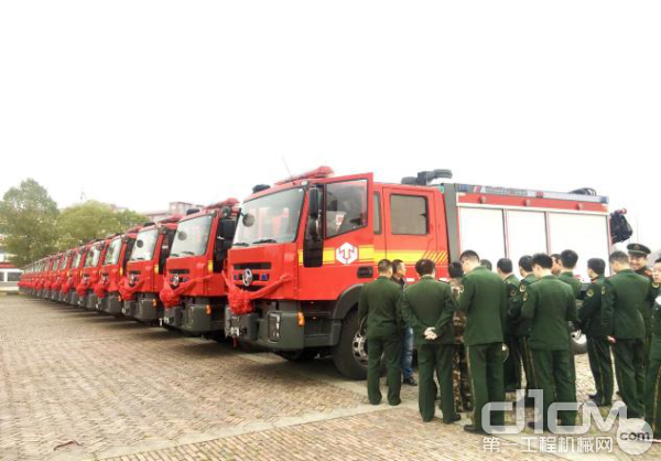 上汽红岩消防车向“最美逆行者”致敬