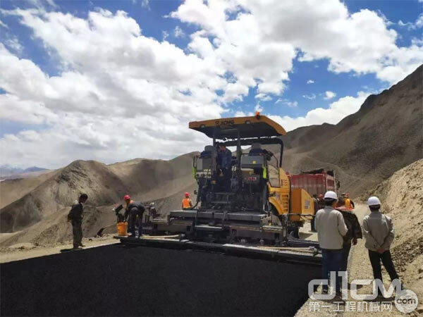 徐工RP803摊铺机助力新疆喀什塔什库尔干县国防公路施工建设