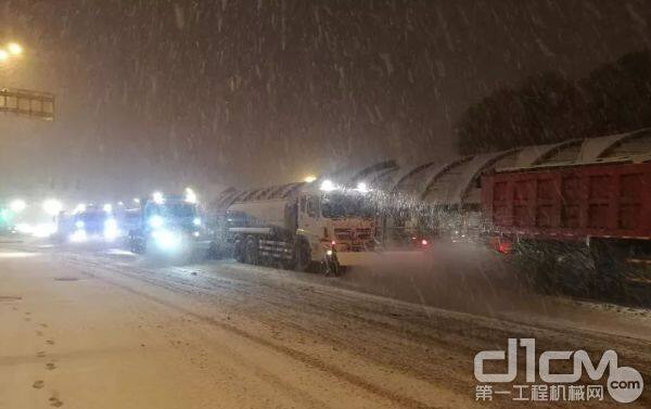 凯斯滑移装载机清雪