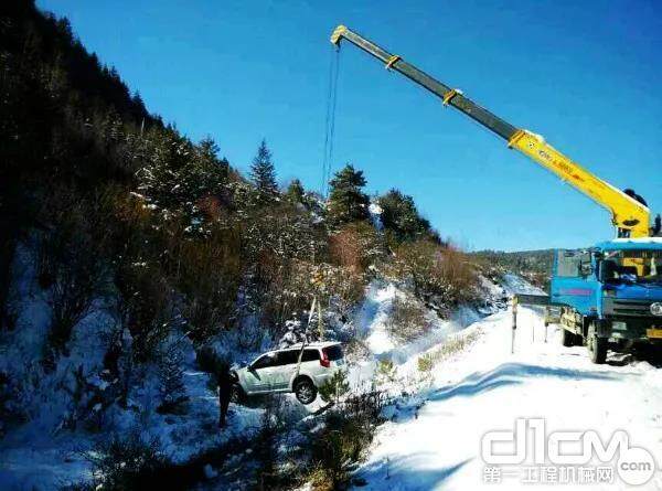 山区“冰雪救援