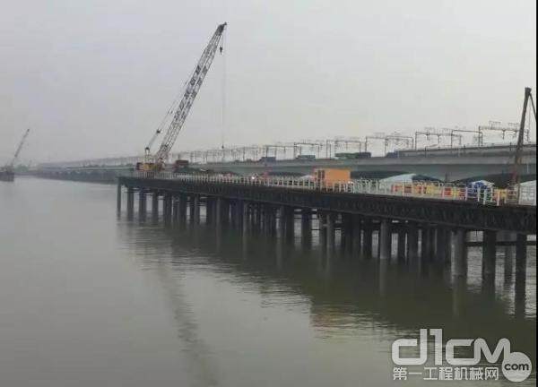 徐工XR550D现身钱塘桥新建大桥现场