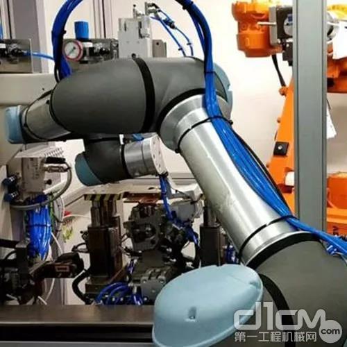 康明斯印度排放处理系统工厂使用协作机器人拾取放置零件