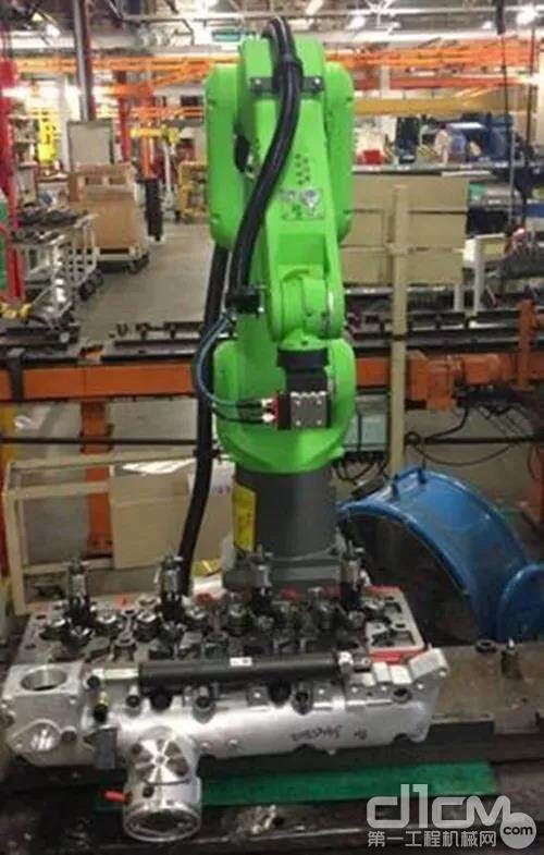 康明斯英国达灵顿发动机工厂使用协作机器人管理零件并改善质量