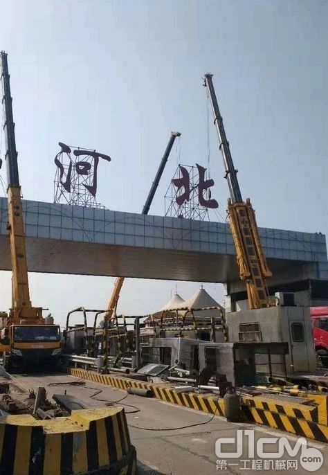 京沪高速九宣闸收费站，QAY350，QAY200，QY75K将总重152吨的石板吊装到位 