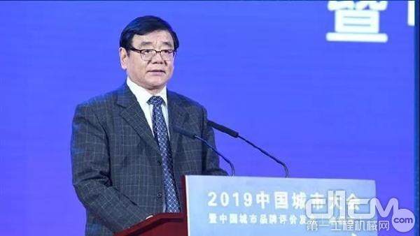 中国品牌建设促进会理事长、国际标准化组织品牌评价技术委员会顾问组主席、原国家质检总局副局长刘平均作主旨演讲