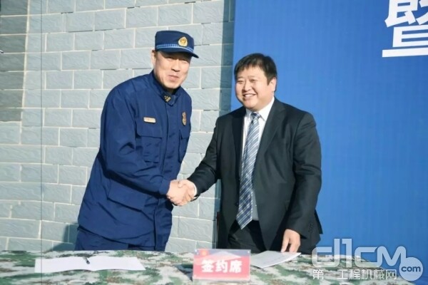 三一集团副总裁谢志霞与甘肃消防救援总队后勤部长张鸿斌签署战略合作协议