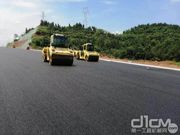 XD133C双钢轮压路机组团助力重点高速施工