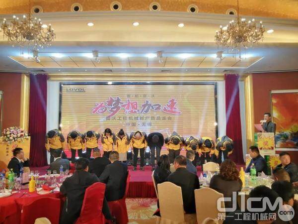 想客户鞠躬致敬