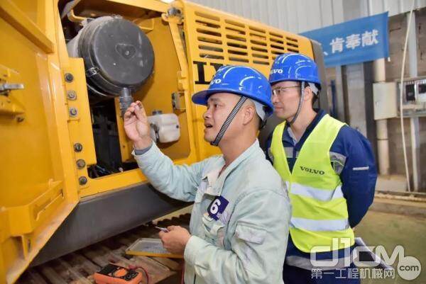 技术人员之间交流