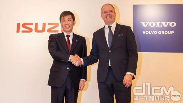 五十铃汽车有限公司总裁兼代表董事Masanori Katayama（左）与沃尔沃集团总裁兼CEO马丁·伦德斯泰特（右）
