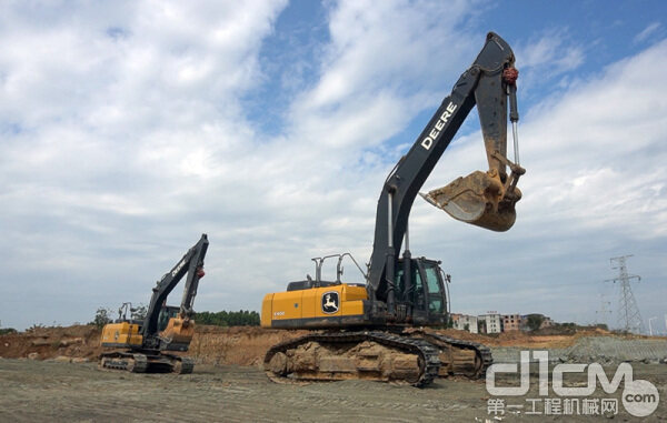 在南宁市兴宁区某房地产项目工地，两台约翰迪尔挖掘机正在施工