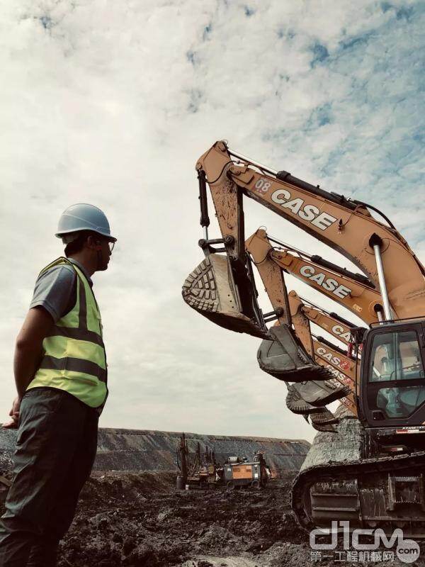 阵列的凯斯挖机正等待“检阅”