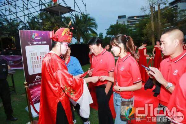 “财神爷”为来宾送福袋