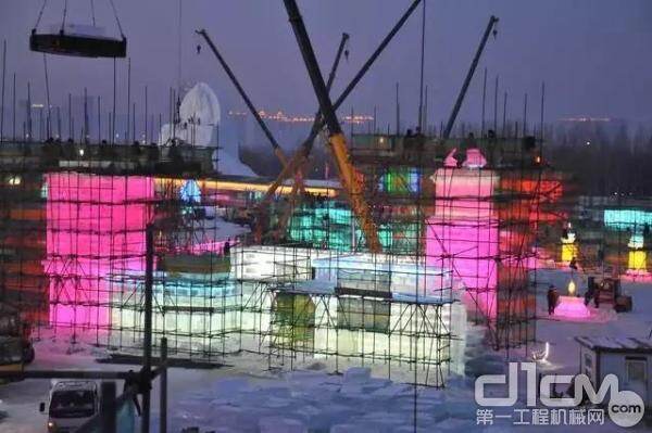 徐工起重机建造“冰雪之城”