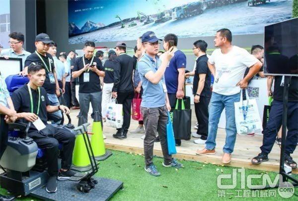 北京展上中联重科5骋远程操控2千公里外的挖掘机