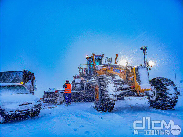 徐工矿用平地机服务人员跟踪设备运行数据