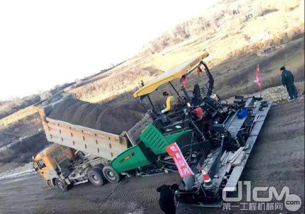 山推95惭-3型的大厚度摊铺机