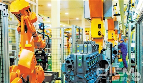 潍柴二号工厂总装车间，机器人正在装配发动机缸盖总成部件