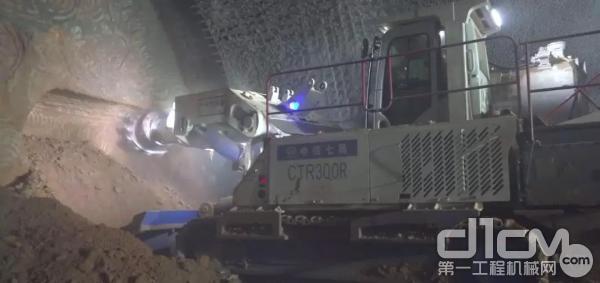 中铁装备悬臂掘进机首次在西北地区高速公路黄土及砂质泥岩隧道施工
