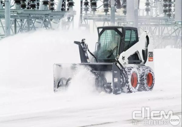 山猫S18滑移装载机除雪