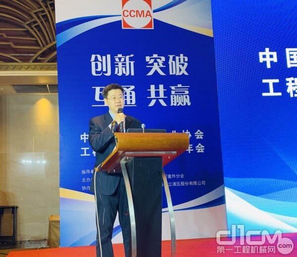 赛克思液压科技股份公司总裁姚广山主持上午大会