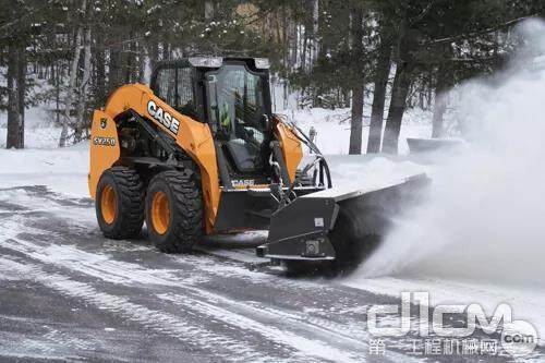 凯斯滑移装载机除雪