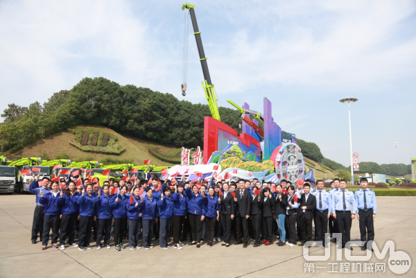 中联重科员工参观湖南彩车“潇湘今朝”