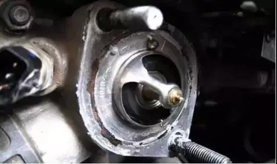 造成柴油发动机工作温度过高的原因主要是冷却液不足