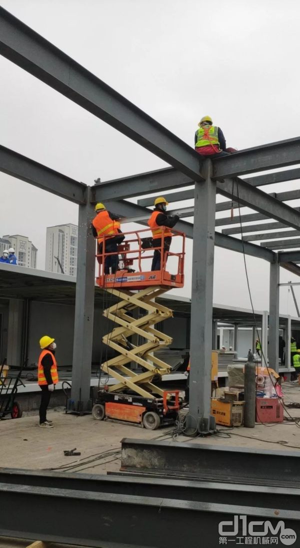 捷尔杰剪式高空作业平台1932R正在进行武汉雷神山医院钢结构焊接作业